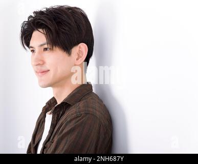 Portrait d'un jeune homme beau avec un visage sain Banque D'Images