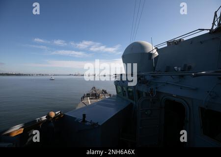 220719-N-DE439-1041 HELSINKI, Finlande (19 juillet 2022) le destroyer à missiles guidés de classe Arleigh Burke USS Arleigh Burke (DDG 51) arrive à Helsinki, en Finlande, pour une visite prévue au port de 19 juillet 2022. Arleigh Burke est en cours de déploiement aux États-Unis Marine Forces Europe zone d'opérations, employée par les États-Unis Sixième flotte pour défendre les intérêts des États-Unis, des alliés et des partenaires. Banque D'Images