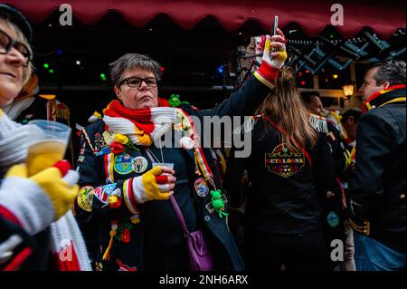 Den Bosch, pays-Bas. 20th févr. 2023. Les personnes portant le costume traditionnel officiel d'Oeteldonk, la marmoche bleue pleine d'emblèmes, les moufles blanches et un foulard tricoté à la main, rouge-blanc-jaune, apprécient les journées du carnaval célébrées à Den Bosch, sur 20 février 2023. (Photo par Romy Arroyo Fernandez/NurPhoto) Credit: NurPhoto SRL/Alay Live News Banque D'Images