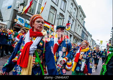 Den Bosch, pays-Bas. 20th févr. 2023. Les personnes portant le costume traditionnel officiel d'Oeteldonk, la marmoche bleue pleine d'emblèmes, les moufles blanches et un foulard tricoté à la main, rouge-blanc-jaune, apprécient les journées du carnaval célébrées à Den Bosch, sur 20 février 2023. (Photo par Romy Arroyo Fernandez/NurPhoto) Credit: NurPhoto SRL/Alay Live News Banque D'Images