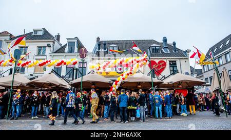 Den Bosch, pays-Bas. 20th févr. 2023. Les personnes portant le costume traditionnel officiel d'Oeteldonk, la marmoche bleue pleine d'emblèmes, les moufles blanches et un foulard tricoté à la main, rouge-blanc-jaune, apprécient les journées du carnaval célébrées à Den Bosch, sur 20 février 2023. (Photo par Romy Arroyo Fernandez/NurPhoto) Credit: NurPhoto SRL/Alay Live News Banque D'Images