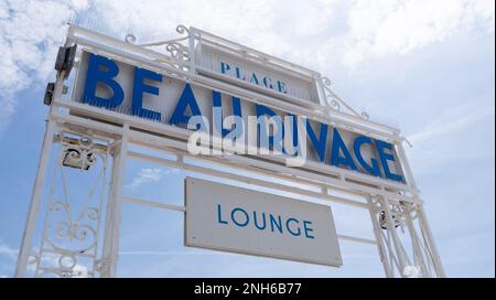 Nice , paca France - 09 02 2023 : plage beau rivage salon texte marque et logo signe dans le sud de la plage méditerarnean en France Nice Banque D'Images