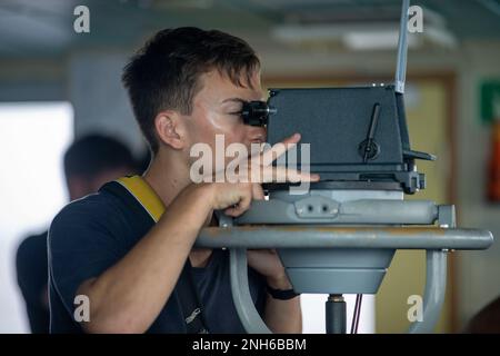 OCÉAN PACIFIQUE (19 juillet 2022) – le sous-lieutenant Leo Jeune, affecté au navire de la Marine royale, le HMS Tamar, examine une alidade télescopique au cours d'un exercice de recherche et de sauvetage du Partenariat du Pacifique 2022 (SAREX PP22). En 17th ans, le Partenariat Pacifique est la plus importante mission multinationale annuelle d'aide humanitaire et de préparation aux secours en cas de catastrophe menée dans l'Indo-Pacifique. Banque D'Images