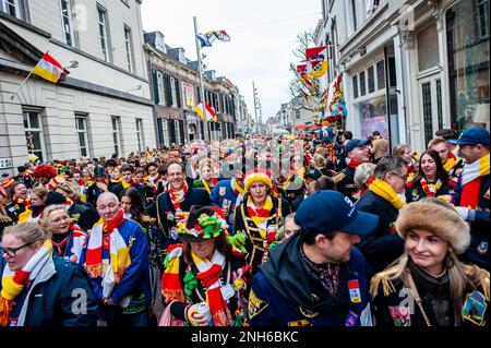 Den Bosch, pays-Bas. 20th févr. 2023. Les personnes portant le costume traditionnel officiel d'Oeteldonk, la marmoche bleue pleine d'emblèmes, les moufles blanches et un foulard tricoté à la main, rouge-blanc-jaune, apprécient les journées du carnaval célébrées à Den Bosch, sur 20 février 2023. (Photo par Romy Arroyo Fernandez/NurPhoto) Credit: NurPhoto SRL/Alay Live News Banque D'Images