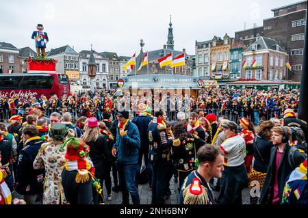 Den Bosch, pays-Bas. 20th févr. 2023. Les personnes portant le costume traditionnel officiel d'Oeteldonk, la marmoche bleue pleine d'emblèmes, les moufles blanches et un foulard tricoté à la main, rouge-blanc-jaune, apprécient les journées du carnaval célébrées à Den Bosch, sur 20 février 2023. (Photo par Romy Arroyo Fernandez/NurPhoto) Credit: NurPhoto SRL/Alay Live News Banque D'Images