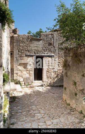 Rue étroite dans le village d'Oppede le Vieux en Provence Luberon Vaucluse France Banque D'Images