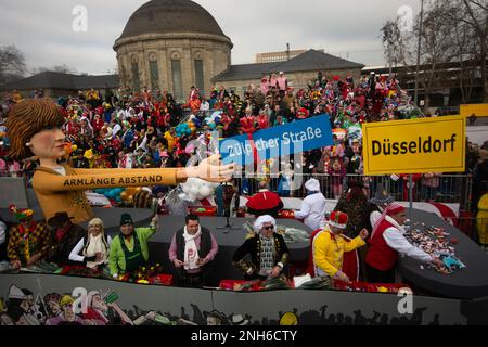 Cologne, Allemagne. 20th févr. 2023. Une vue générale de la remise d'un cadeau au flotteur de Düsseldorf par le maire de Cologne, Henriette Reker, est présentée lors de la parade du lundi de la Rose à Cologne, en Allemagne, sur 20 février 2023 (photo de Ying Tang/NurPhoto).0 Credit: NurPhoto SRL/Alay Live News Banque D'Images