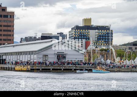 grands navires au festival des bateaux en bois à hobart tasmanie australie. voile sur l'océan. avec les gens qui regardent en été Banque D'Images