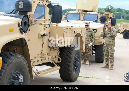 Le Sgt Tim Safar, un opérateur des affaires civiles du Bataillon des affaires civiles de 492nd, guide au sol un véhicule tactique léger interarmées en place pendant l’entraînement de rétablissement à fort McCoy, Wisconsin, 20 juillet 2022. Ces soldats sont ici en train d'apprendre sur le véhicule le plus récent envoyé à la Réserve de l'Armée de terre. Banque D'Images