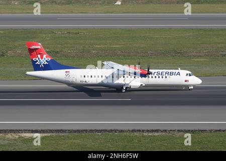 ISTANBUL, TURKIYE - 05 NOVEMBRE 2022 : Air Serbia ATR 72-600 (1466) atterrissage à l'aéroport international d'Istanbul Banque D'Images