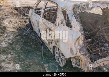 Voiture après l'incendie. Repassez les pièces de la voiture brûlée. Voiture de tourisme complètement brûlée en raison d'un accident, d'une mauvaise condition technique, d'une panne Banque D'Images