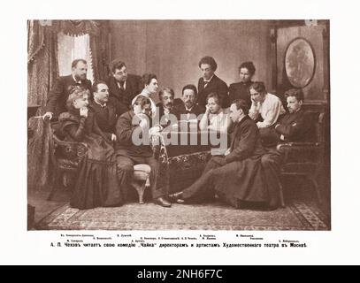 Photo d'époque d'Anton Chekhov. 1910 Chekhov lisant sa pièce "le mouette" aux artistes du Théâtre d'art de Moscou. Anton Pavlovich Chekhov (1860–1904) était un dramaturge russe et un auteur de courts-livres qui est considéré comme l'un des plus grands écrivains de tous les temps. Avec Henrik Ibsen et August Strindberg, Chekhov est souvent considéré comme l'une des trois figures séminales de la naissance du modernisme précoce dans le théâtre. Chekhov était médecin de profession. Banque D'Images