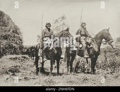 1914-1918. Première Guerre mondiale Ce portrait montre deux soldats allemands de cavalerie armés de lances, appelés ulans. Les hommes et les chevaux portent des masques à gaz. Banque D'Images