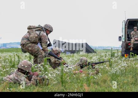 Les soldats de la 35th Brigade d'artillerie de défense aérienne, assembles, passent par une voie d'évaluation des compétences individuelles pendant les 2022 États-Unis Concours de la meilleure armée du Pacifique au camp Humphreys, Corée du Sud, 20 juillet 2022. La compétition comprend les cinq premiers squads des États-Unis Des unités de l’armée stationnées dans la région du Pacifique se disputent toutes la possibilité de représenter l’USARPAC à la compétition du département de l’Armée. Banque D'Images