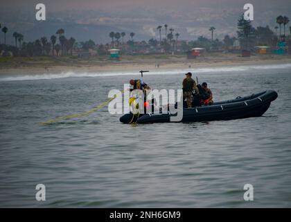 SAN DIEGO (20 juillet 2022) des plongeurs de la marine allemande et américaine participent à un exercice d'exploitation minière pour la Rim du Pacifique (RIMPAC) 2022. Vingt-six nations, 38 navires, trois sous-marins, plus de 170 avions et 25 000 membres du personnel participent au RIMPAC de 29 juin au 4 août dans les îles hawaïennes et dans le sud de la Californie. Le plus grand exercice maritime international au monde, RIMPAC offre une occasion unique de formation tout en favorisant et en soutenant des relations de coopération entre les participants essentielles pour assurer la sécurité des voies maritimes et de la sécurité sur l'Ocea du monde Banque D'Images