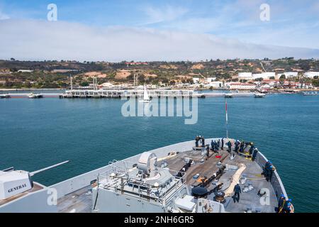 220720-N-VQ947-1004 SAN DIEGO (20 juillet 2022) navire de transport amphibie de classe San Antonio USS Portland (LPD 27) arrive à l'embarcadère de carburant de point Loma à San Diego pendant la côte du Pacifique (RIMPAC) Californie du Sud 2022. Vingt-six nations, 38 navires, trois sous-marins, plus de 170 avions et 25 000 membres du personnel participent au RIMPAC de 29 juin au 4 août dans les îles hawaïennes et dans le sud de la Californie. Le plus grand exercice maritime international au monde, RIMPAC offre une occasion unique de formation tout en favorisant et en soutenant les relations de coopération entre les groupes paratiques Banque D'Images