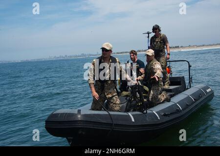 SAN DIEGO (20 juillet 2022) en allemand et aux États-Unis Des plongeurs de la marine participent à un exercice d’exploitation minière pour la Rim du Pacifique (RIMPAC) 2022, 20 juillet. Vingt-six nations, 38 navires, trois sous-marins, plus de 170 avions et 25 000 membres du personnel participent au RIMPAC de 29 juin au 4 août dans les îles hawaïennes et dans le sud de la Californie. Le plus grand exercice maritime international au monde, RIMPAC offre une occasion unique de formation tout en favorisant et en soutenant des relations de coopération entre les participants essentielles pour assurer la sécurité des voies maritimes et de la sécurité sur l'Ocea du monde Banque D'Images