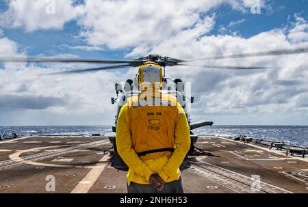 220720-N-DK460-1763 OCÉAN PACIFIQUE (20 juillet 2022) le compagnon de Boatswain 3rd classe Jaden Journet dirige un chasseur de mer MH-60R, affecté aux « Easyriders » de l'escadron de frappe maritime d'hélicoptère (HSM) 37, sur le pont de vol du destroyer de missile guidé de la classe Arleigh Burke USS Chafe (DDG 90) pendant la côte du Pacifique (RIMPAC 2022). Vingt-six nations, 38 navires, trois sous-marins, plus de 170 avions et 25 000 membres du personnel participent au RIMPAC de 29 juin au 4 août dans les îles hawaïennes et dans le sud de la Californie. RIMPAC, le plus grand exercice maritime international au monde, offre Banque D'Images