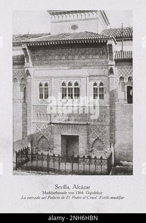 Vieille Espagne. Photo d'époque des Alcázars royaux de Séville. Mudejarfassade von 1364. Gipsdekor le Royal Alcázars de Séville (espagnol: Reales Alcázares de Séville), historiquement connu sous le nom d'al-Qasr al-Muriq et communément connu sous le nom d'Alcázar de Séville, est un palais royal à Séville, en Espagne, construit pour le roi chrétien Pierre de Castille. Il a été construit par des chrétiens castilliens sur le site d'un alcazar Abbadid musulman, ou forteresse résidentielle. Banque D'Images