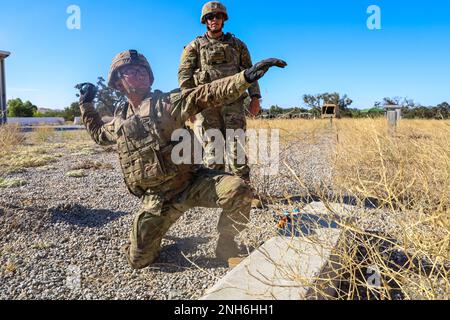 Le Sergent Elisha Mueller et le Spécialiste Aaron Yang de la 149th Chemical Company participent à la qualification à la grenade à Camp Roberts, en Californie, le 20 juillet 2022. La qualification consiste en 6 voies de grenades lancées et un examen final sur la désignation de plusieurs grenades couramment utilisées. Banque D'Images