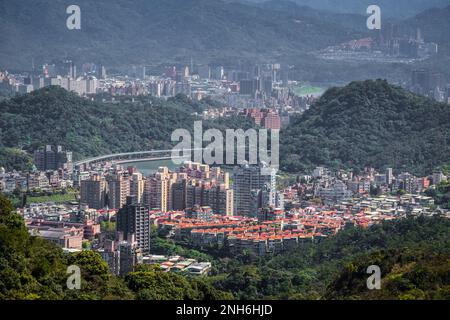 Panorama aérien de la banlieue surpeuplée autour du district de Neihu, Taipei, Taïwan Banque D'Images