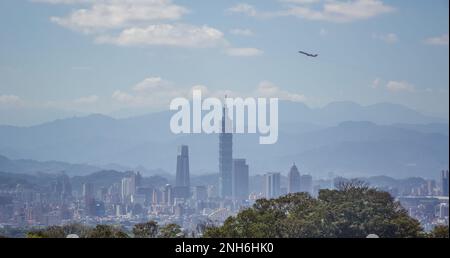 Panorama aérien des communautés suburbaines surpeuplées à Taipei avec tour Taipei 101 parmi les bâtiments Banque D'Images