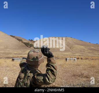 Le Sergent Elisha Mueller et le Spécialiste Aaron Yang de la 149th Chemical Company participent à la qualification à la grenade à Camp Roberts, en Californie, le 20 juillet 2022. La qualification consiste en 6 voies de grenades lancées et un examen final sur la désignation de plusieurs grenades couramment utilisées. Banque D'Images