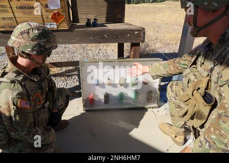 Le Sergent Elisha Mueller et le Spécialiste Aaron Yang de la 149th Chemical Company participent à la qualification à la grenade à Camp Roberts, en Californie, le 20 juillet 2022. La qualification consiste en 6 voies de grenades lancées et un examen final sur la désignation de plusieurs grenades couramment utilisées. Banque D'Images