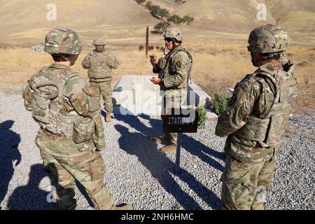 Le Sergent Elisha Mueller et le Spécialiste Aaron Yang de la 149th Chemical Company participent à la qualification à la grenade à Camp Roberts, en Californie, le 20 juillet 2022. La qualification consiste en 6 voies de grenades lancées et un examen final sur la désignation de plusieurs grenades couramment utilisées. Banque D'Images