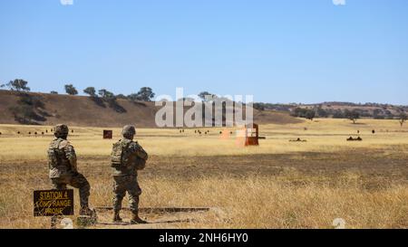 Les soldats de la compagnie de police militaire de 870th ont incendié le M320 à Camp Roberts, en Californie, le 20 juillet 2022. Les soldats ont tiré trois différents types de ronde. Pouvez-vous deviner ce qu'ils ont utilisé ? Banque D'Images