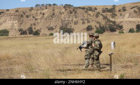 Les soldats de la compagnie de police militaire de 870th ont incendié le M320 à Camp Roberts, en Californie, le 20 juillet 2022. Les soldats ont tiré trois différents types de ronde. Pouvez-vous deviner ce qu'ils ont utilisé ? Banque D'Images