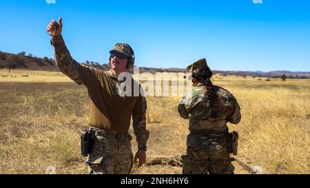 Les soldats de la compagnie de police militaire de 870th ont incendié le M320 à Camp Roberts, en Californie, le 20 juillet 2022. Les soldats ont tiré trois différents types de ronde. Pouvez-vous deviner ce qu'ils ont utilisé ? Banque D'Images