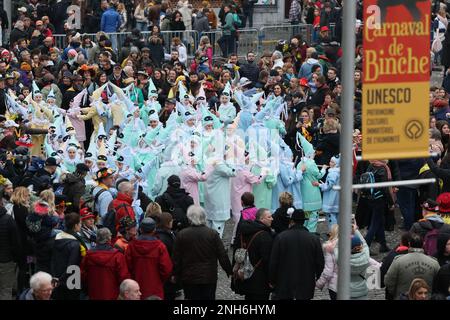 Binche, Belgique. 21st févr. 2023. Carnivalistes 'Gilles' photographiés au carnaval dans les rues de Binche, mardi 21 février 2023. La tradition du Carnaval Binche est l'une des plus anciennes et représentatives de la Wallonie et inscrite en 2008 sur la liste représentative du patrimoine culturel immatériel de l'humanité par l'UNESCO. BELGA PHOTO BENOIT DOPPAGNE crédit: Belga News Agency/Alay Live News Banque D'Images