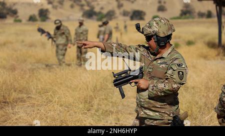 Les soldats de la compagnie de police militaire de 870th ont incendié le M320 à Camp Roberts, en Californie, le 20 juillet 2022. Les soldats ont tiré trois différents types de ronde. Pouvez-vous deviner ce qu'ils ont utilisé ? Banque D'Images