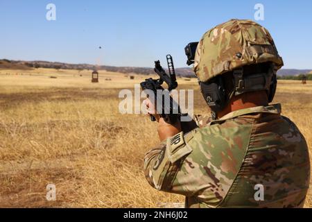 Les soldats de la compagnie de police militaire de 870th ont incendié le M320 à Camp Roberts, en Californie, le 20 juillet 2022. Les soldats ont tiré trois différents types de ronde. Pouvez-vous deviner ce qu'ils ont utilisé ? Banque D'Images