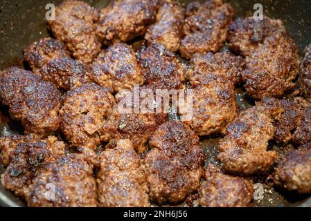 Boulettes de viande grillées dans une poêle, concept de cuisine turque traditionnelle Banque D'Images