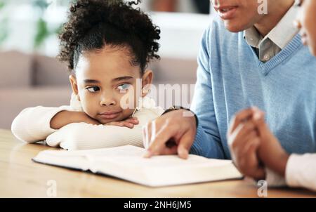 Livres, histoire et lecture avec l'homme et les enfants pour l'éducation, la fantaisie ou le collage. Heureux, apprendre et étudier avec une fille à l'écoute de conte de fées dedans Banque D'Images