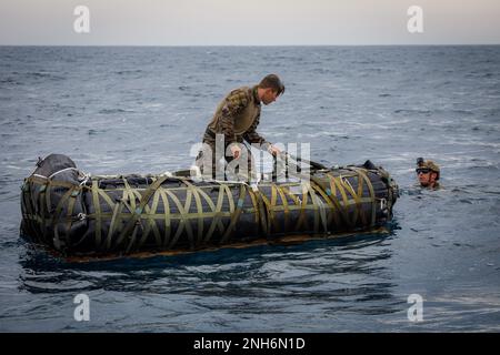 220720-N-N0842-1126 SAN DIEGO (20 juillet 2022) États-Unis Techniciens d'élimination des munitions explosives de la Marine affectés au groupe d'élimination des munitions explosives (EODGRU) un déstrap un bateau gonflable à coque rigide a été déposé dans le cadre d'opérations de parachutisme menées dans le cadre d'un exercice d'exploitation minière durant la Rim du Pacifique (RIMPAC) 2022 dans le sud de la Californie. Vingt-six nations, 38 navires, trois sous-marins, plus de 170 avions et 25 000 membres du personnel participent au RIMPAC de 29 juin au 4 août dans les îles hawaïennes et dans le sud de la Californie. Le plus grand exercice maritime international au monde, RIMPAC Banque D'Images