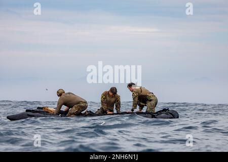 220720-N-N0842-1051 SAN DIEGO (20 juillet 2022) États-Unis Techniciens de la Marine chargés de l'élimination des munitions explosives affectés au Groupe d'élimination des munitions explosives (EODGRU) On gonfle un bateau gonflable à coque rigide déposé pour les opérations de parachutisme menées dans le cadre d'un exercice d'exploitation minière durant la Rim du Pacifique (RIMPAC) 2022 dans le sud de la Californie. Vingt-six nations, 38 navires, trois sous-marins, plus de 170 avions et 25 000 membres du personnel participent au RIMPAC de 29 juin au 4 août dans les îles hawaïennes et dans le sud de la Californie. Le plus grand exercice maritime international au monde, RIMPAC a provid Banque D'Images