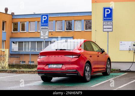 HAVIROV, RÉPUBLIQUE TCHÈQUE - 17 FÉVRIER 2022 : parking pour vus électriques Skoda Enyaq IV sur place réservée en face de l'hôpital Banque D'Images