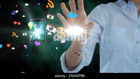 Composition d'icônes numériques en ligne flottant sur la main d'une femme d'affaires. technologie mondiale, interface numérique et concept de communication numériquement gener Banque D'Images