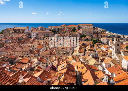 Vue depuis la tour Minčeta, vue vers le sud sur les toits de tuiles rouges de la vieille ville de Dubrovnik, sur la côte dalmate de Croatie Banque D'Images