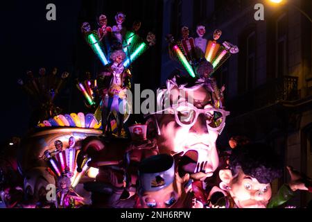 AALST, BELGIQUE, 19 FÉVRIER 2023 : flotteurs aux couleurs vives avec caricatures et danseurs dans la parade de rue du carnaval d'Aalst. Aalst héberge l'un des bigg Banque D'Images