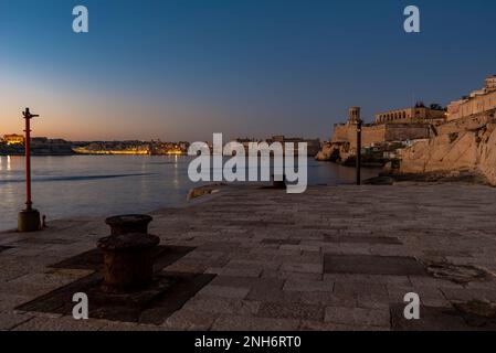 Ville de la Valette vue des remparts aux premières lumières du matin, Malte Banque D'Images