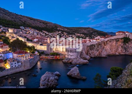 Vue sur la vieille ville fortifiée de Dubrovnik au crépuscule depuis le fort Lovrijenac (forteresse du Saint-Laurent) à l'extérieur du mur ouest de Dubrovnik en Croatie Banque D'Images
