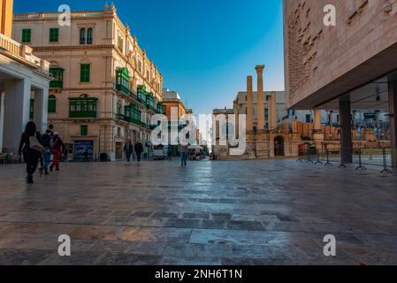 Rue piétonne dans le centre historique de la Valette, Malte Banque D'Images