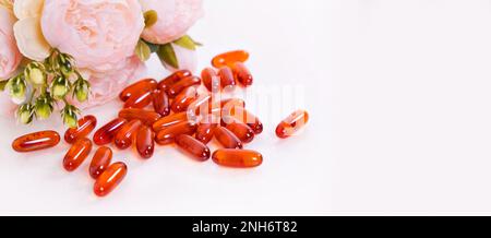 Vitamines pour le coeur, pour les enfants, les taylets sont dispersés sur la table. Additif alimentaire rouge, capsule, forme de coeur. Un mode de vie sain, la prévention des maladies. Photo de haute qualité Banque D'Images