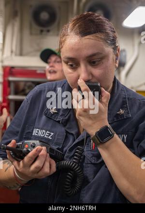 220721-N-VJ326-1238 OCÉAN PACIFIQUE (21 juillet 2022) – technicien en systèmes de turbines à gaz (électricité) 3rd classe Jennifer Mendez, de Los Angeles, parle dans une radio lors d'un exercice d'équipe de formation technique dans une salle de machines à bord du transporteur d'assaut amphibie USS Tripoli (LHA 7), 21 juillet 2022. Tripoli opère dans la zone d'opérations de la flotte américaine 7th afin d'améliorer l'interopérabilité avec ses alliés et ses partenaires et de servir de force de réaction prête à l'emploi pour défendre la paix et maintenir la stabilité dans la région Indo-Pacifique. Banque D'Images