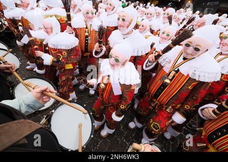 Binche, Belgique. 21st févr. 2023. Carnivalistes 'Gilles' photographiés au carnaval dans les rues de Binche, mardi 21 février 2023. La tradition du Carnaval Binche est l'une des plus anciennes et représentatives de la Wallonie et inscrite en 2008 sur la liste représentative du patrimoine culturel immatériel de l'humanité par l'UNESCO. BELGA PHOTO BENOIT DOPPAGNE crédit: Belga News Agency/Alay Live News Banque D'Images