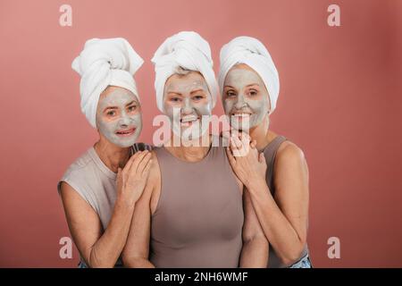 Portrait d'amis aînés heureux avec masque facial, soin de soi et concept de routine de peau. Banque D'Images